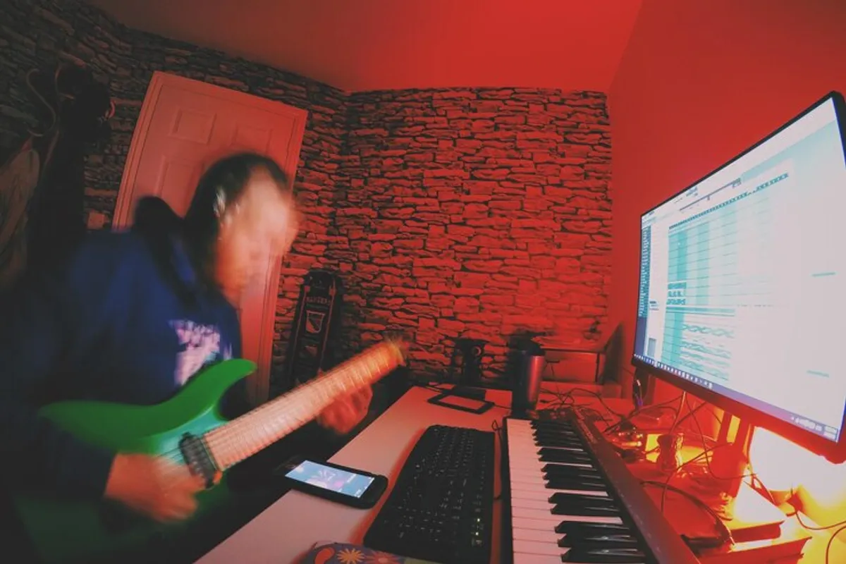 Tonmischpult mit Reglern in einem Aufnahmestudio