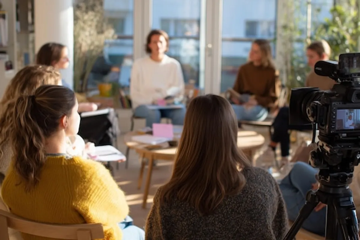 Redaktionelle Planungswand mit Zeitplan einer Eilmeldung
